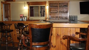 Zona bar con sedie di legno e bancone.