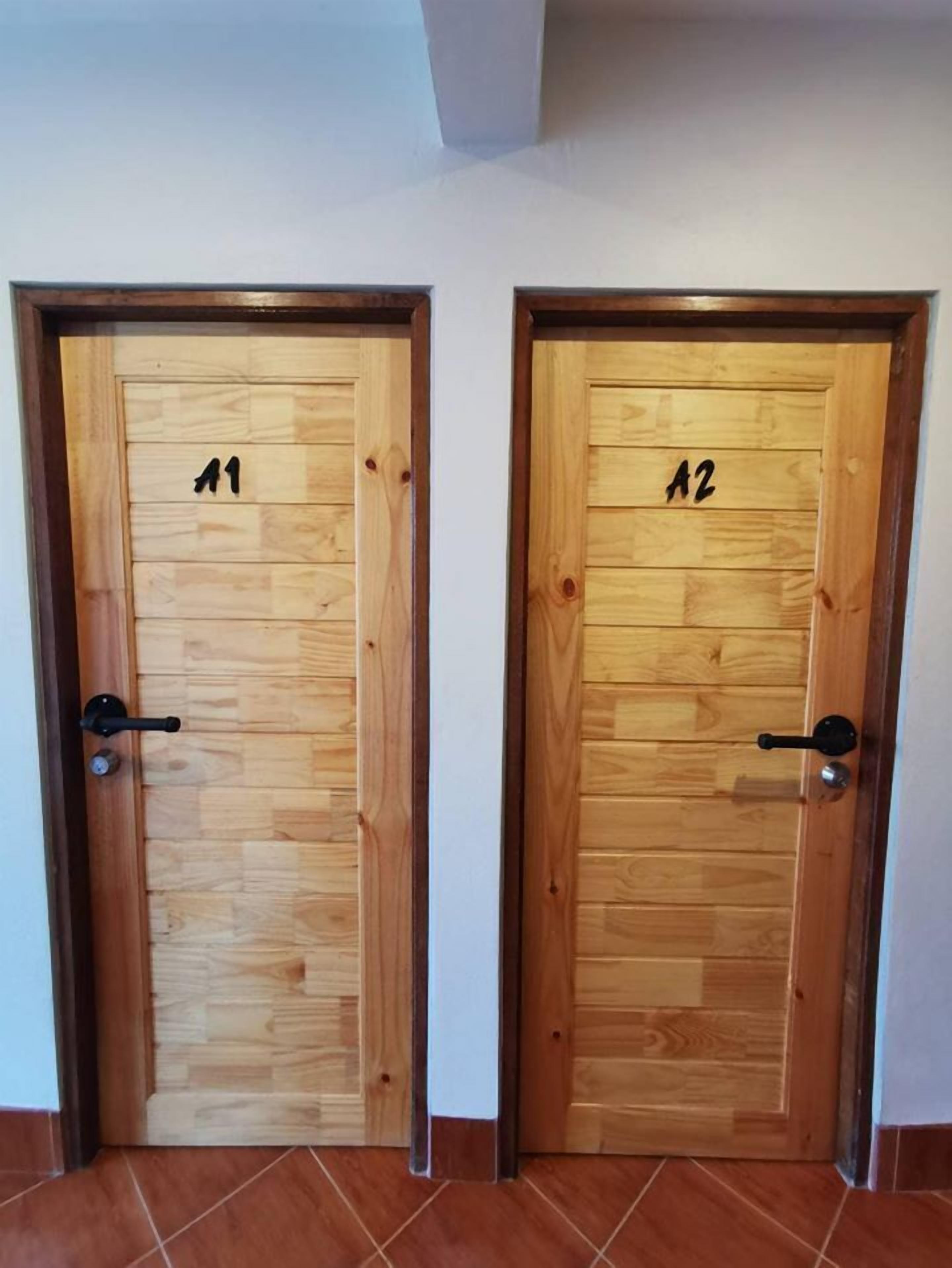 Dos puertas de madera con la etiqueta 