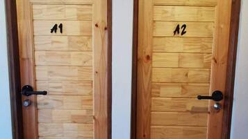 Dos puertas de madera con la etiqueta