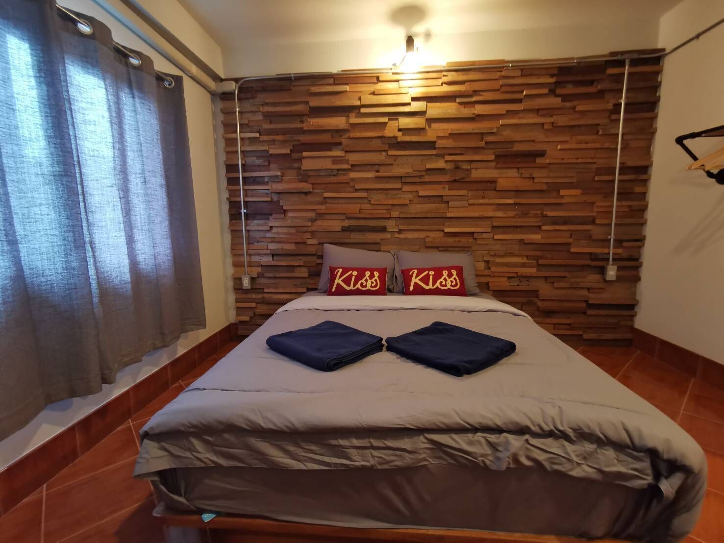Desk, free WiFi, bed sheets