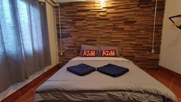 Design szoba kétszemélyes ággyal | Íróasztal, ingyenes wifi és ágynemű