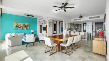 Apartamento familiar | Ropa de cama de alta calidad, edredones de plumas, decoración individual
