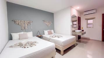 Habitación doble clásica, 2 camas matrimoniales | Minibar y caja de seguridad en la habitación