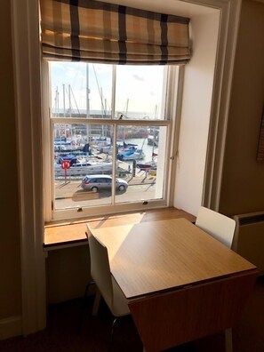 Apartment (Puffin) | Essbereich im Zimmer