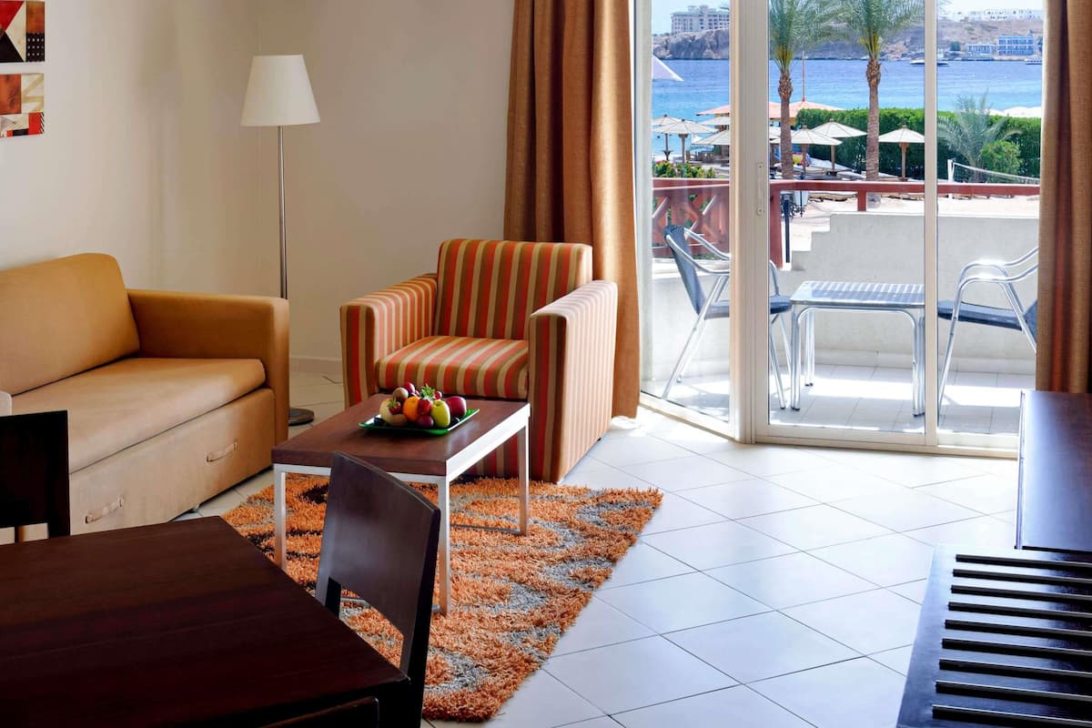 Suite Superior, 1 letto king, vista mare | Minibar, una cassaforte in camera, ferro/asse da stiro, Wi-Fi gratuito
