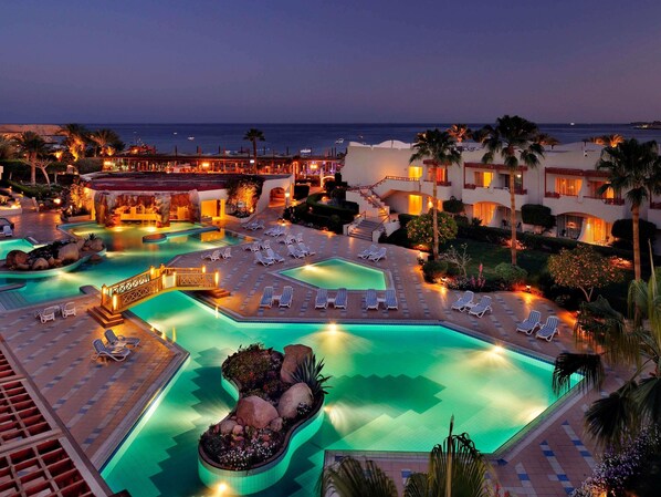 2 outdoor pools, pool loungers