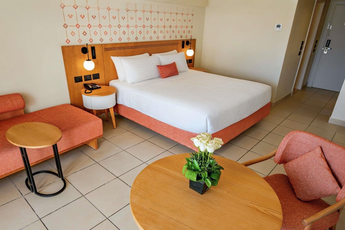 Minibar y caja de seguridad en la habitación