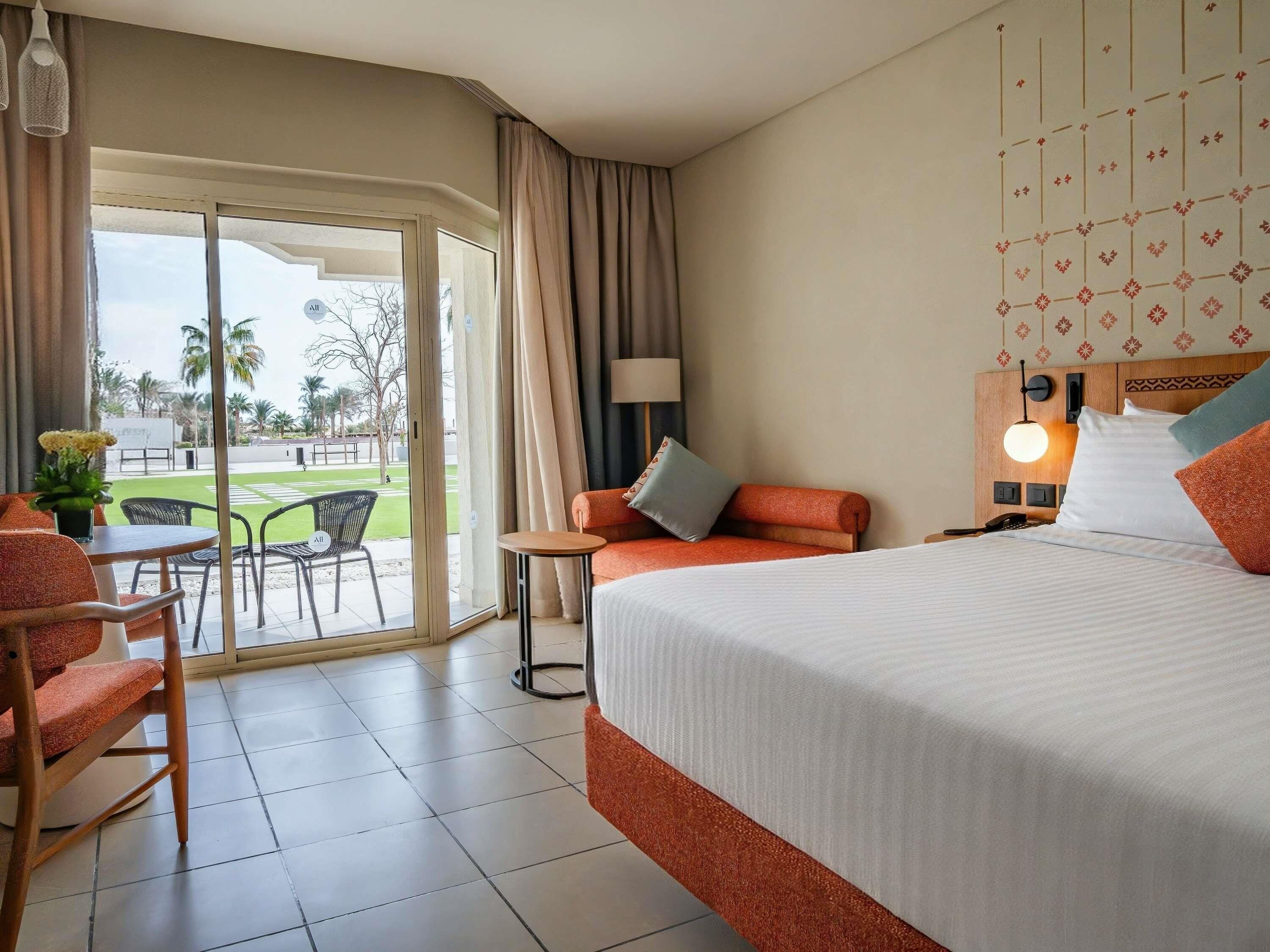 Superior-rum - 1 kingsize-säng - utsikt mot trädgården (Beach side) | Minibar, värdeförvaringsskåp på rummet och strykjärn/strykbräda