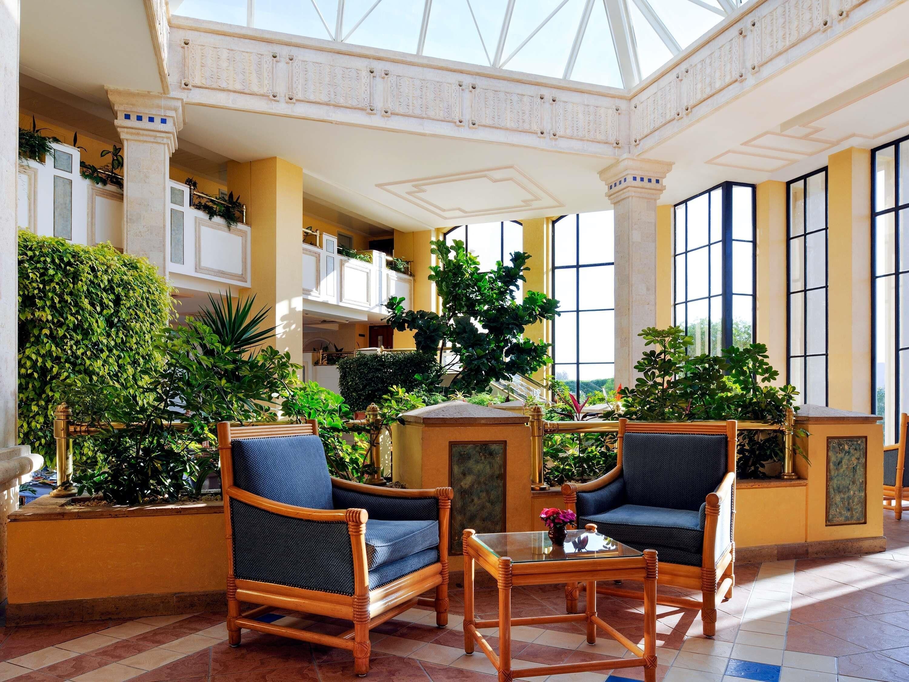 Standard Room, 1 King Bed, Garden View, Mountainside | Minibar, in-room safe, iron/ironing board, free WiFi