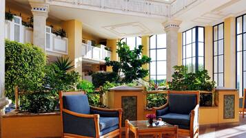 Chambre Standard, 1 trÚs grand lit, vue jardin, cÎté montagne | 1 chambre, minibar, coffres-forts dans les chambres