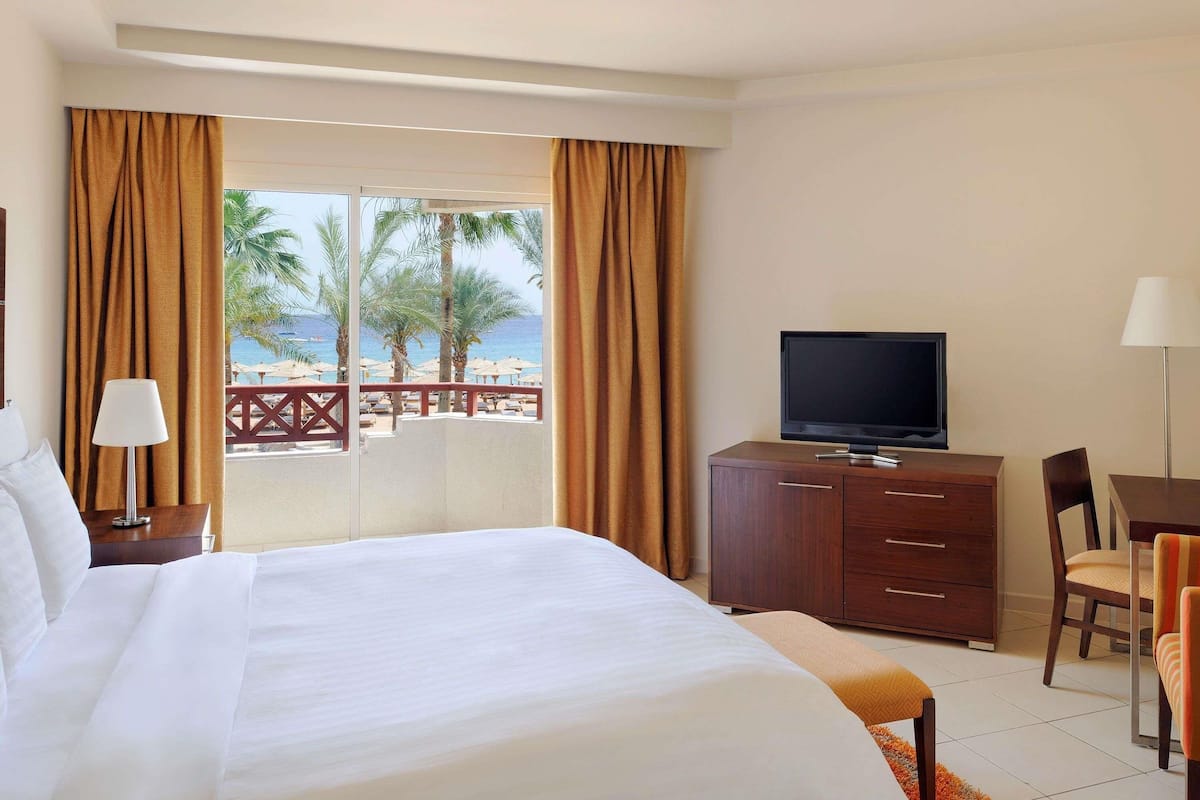 Minibar y caja de seguridad en la habitación