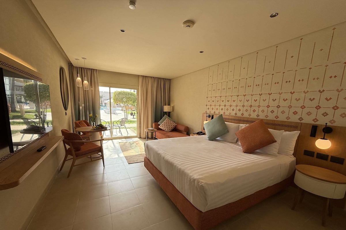 Habitación superior, 1 cama King size, vista a la alberca (Beach side. Ground floor) | 1 habitación, minibar y caja de seguridad en la habitación