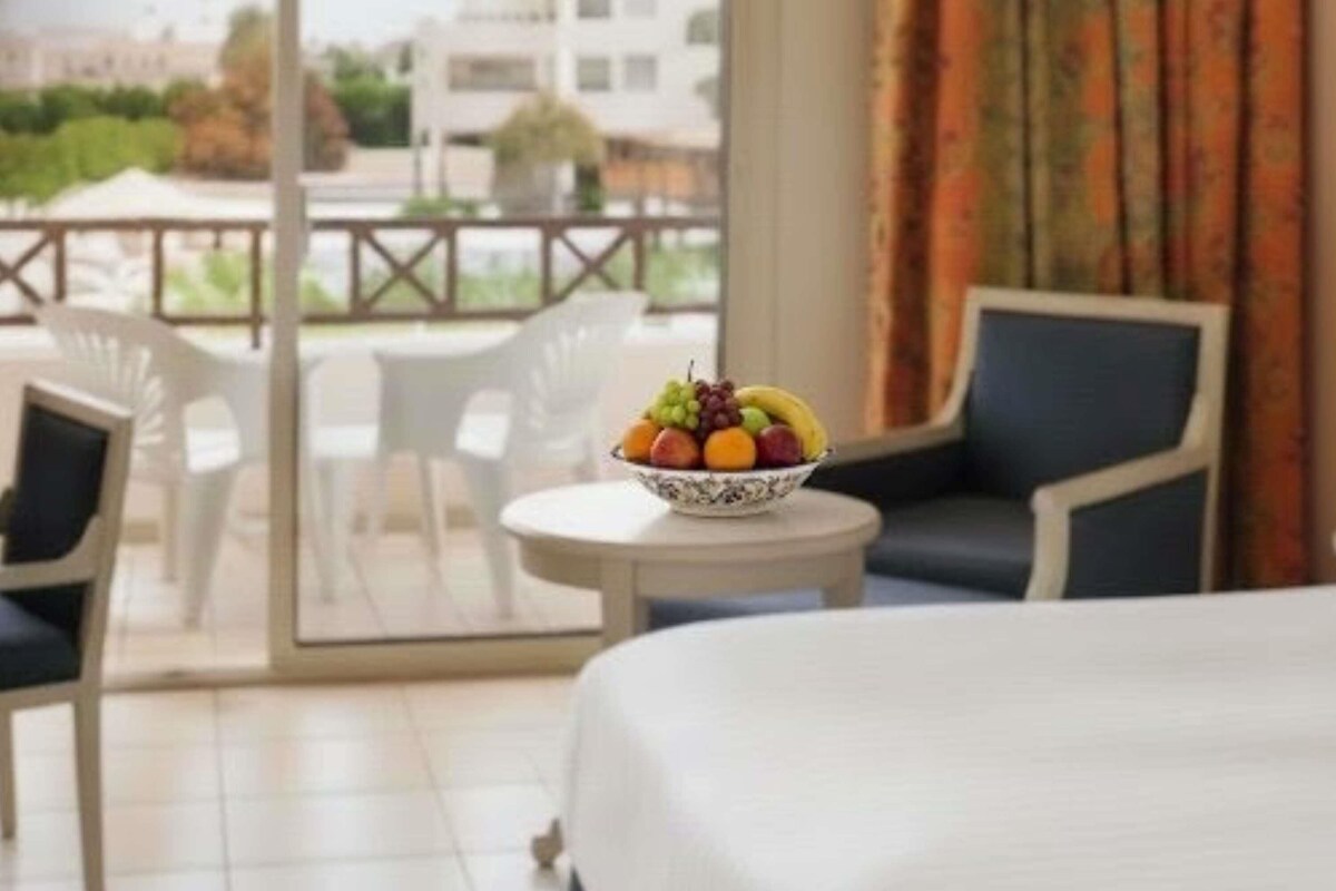 Minibar, in-room safe, iron/ironing board, WiFi (free)