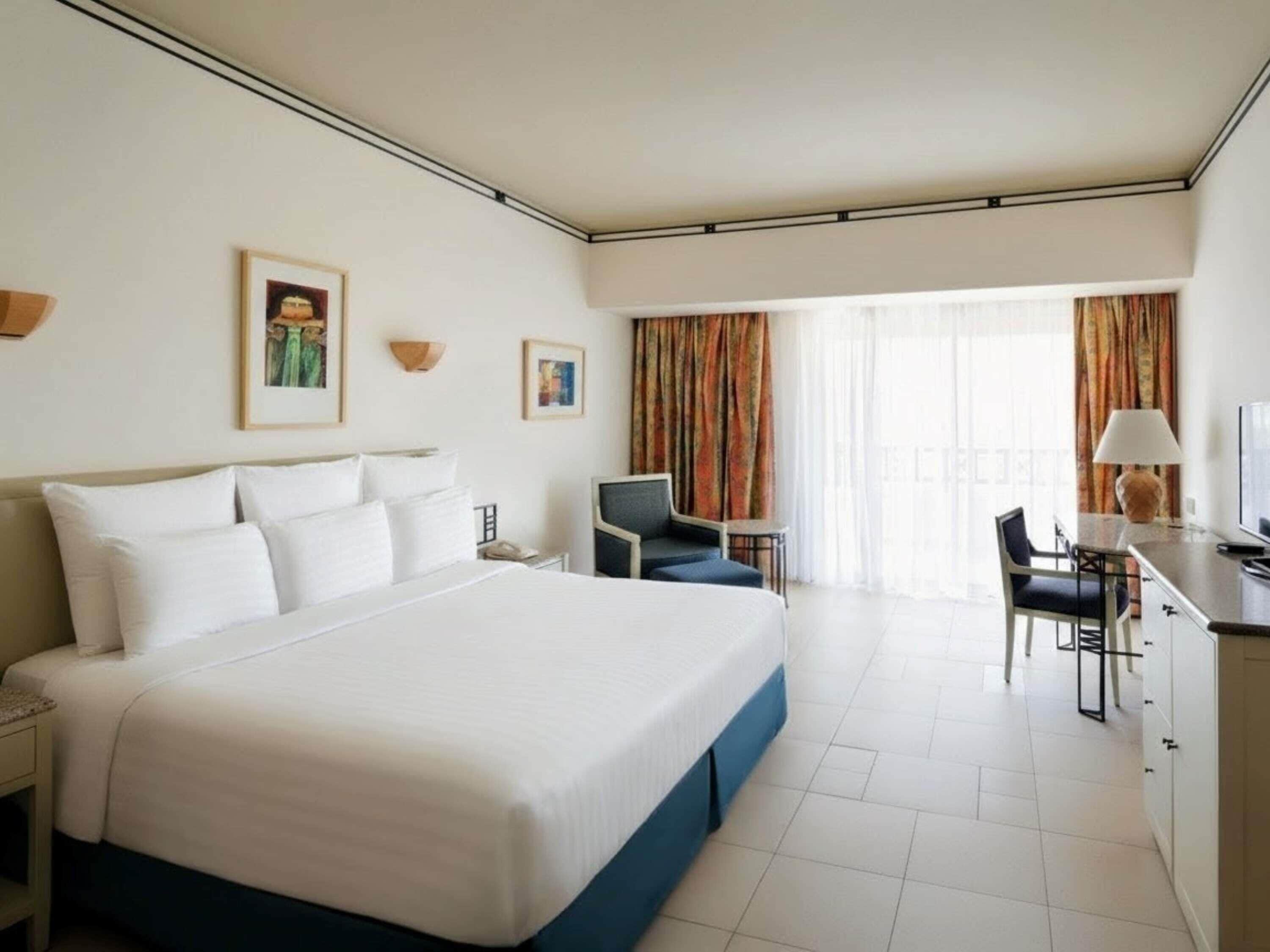 Minibar, safe på rommet, strykejern/-brett og wi-fi (inkludert)