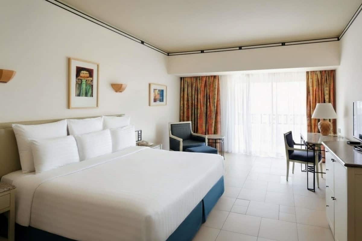 Minibar, in-room safe, iron/ironing board, free WiFi