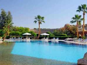 2 piscinas externas, espreguiçadeiras