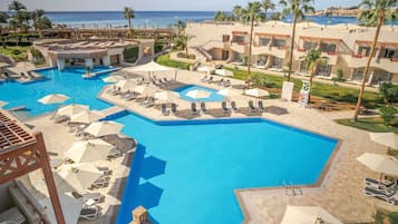 2 piscinas al aire libre, sillones reclinables de piscina