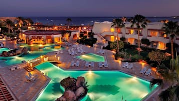 2 piscinas externas, espreguiçadeiras