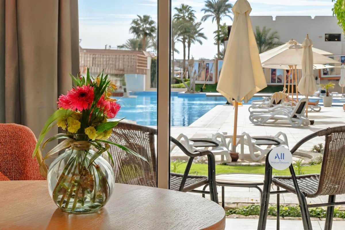 Minibar, in-room safe, iron/ironing board, free WiFi