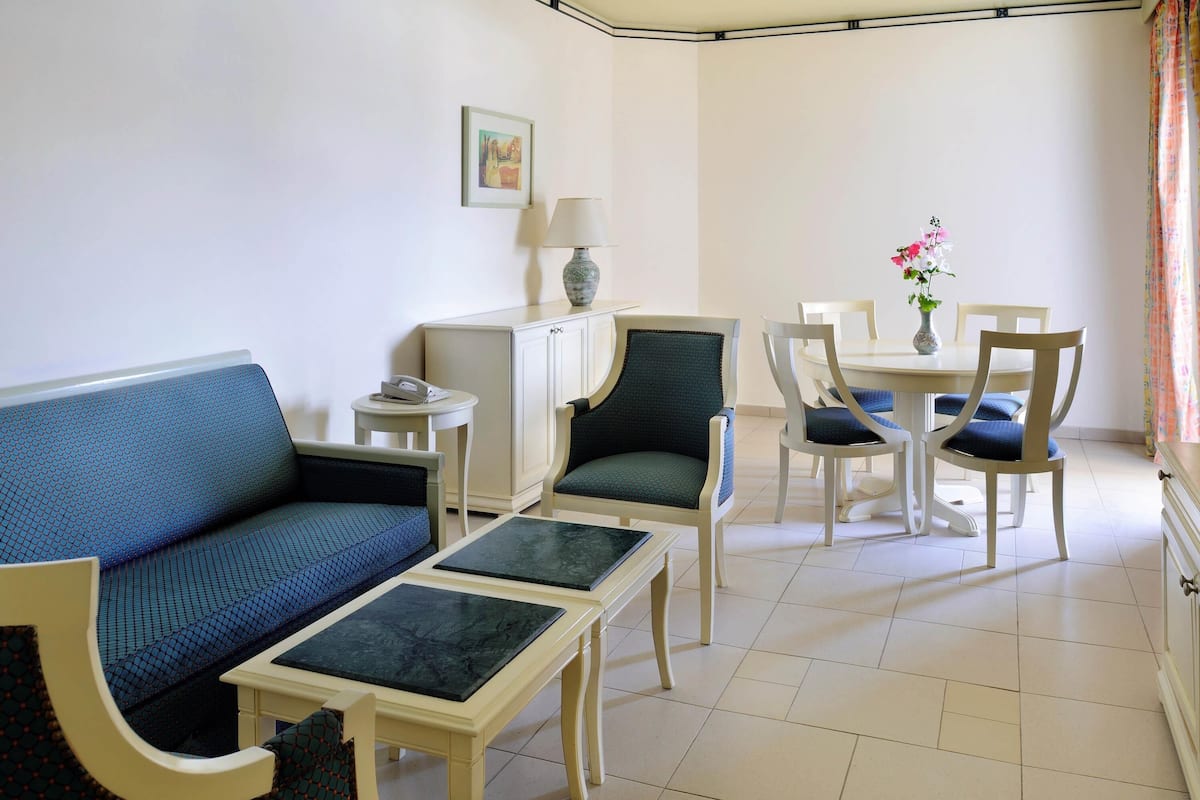 Minibar, in-room safe, iron/ironing board, free WiFi