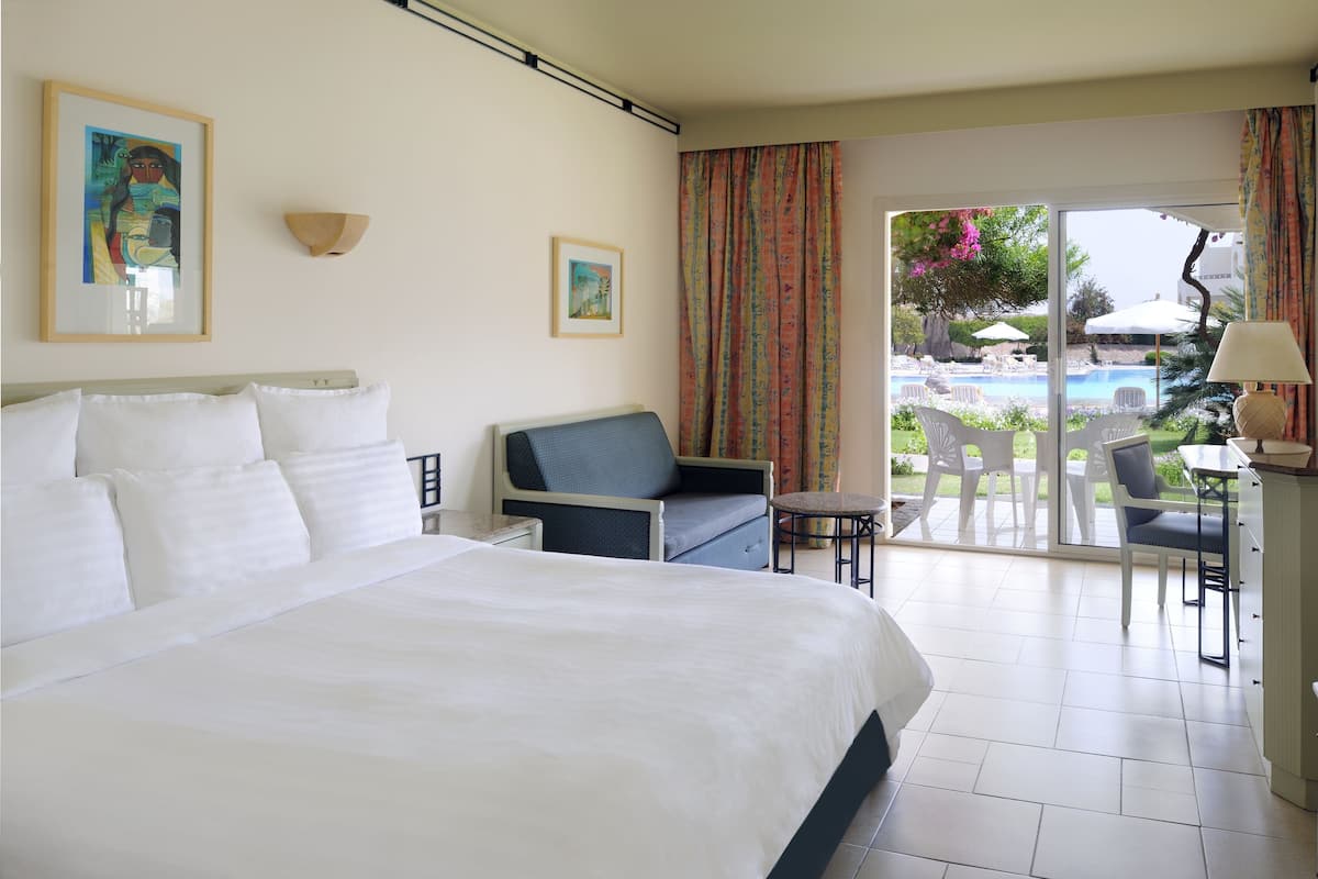 Standard Room, 1 King Bed, Pool View, Mountainside | 1 bedroom, minibar, in-room safe, iron/ironing board