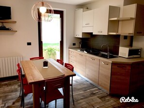 Deluxe Apartment, 2 Bedrooms, Balcony, Mountain View (4/5 people) | Private kitchenette | Microwave, stovetop, highchair, cookware/dishes/utensils - Residence Alessio (Ledro)