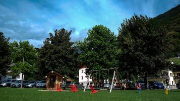 Lasten leikkialue ulkona