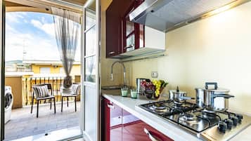 Jääkaappi, mikroaaltouuni, uuni, liesi