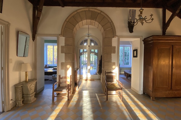Porte d'entrée principale donnant sur le hall, à G chambre verte, à D Salon TV.