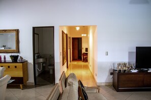 Televisie, een stereo en een computerscherm