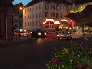 A building with a red awning and a sign that reads "Pizzeria." - Relais Lorraine Alsace (Raon-l'Etape)