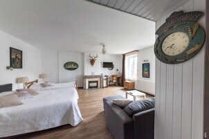 Comfort Triple Room | Individually decorated, individually furnished, desk, soundproofing