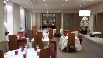 Daily continental breakfast (EUR 9 per person)