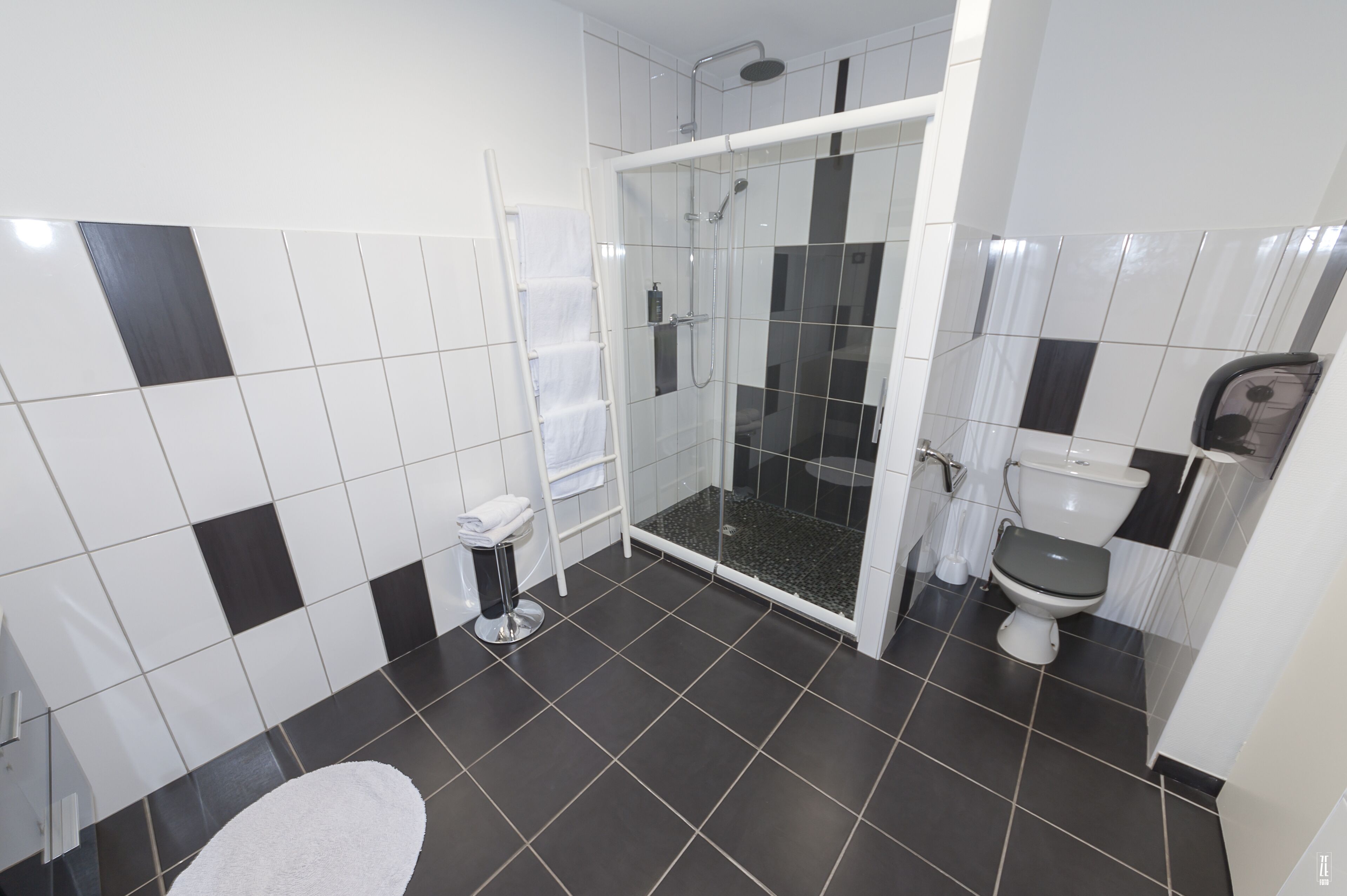Comfort-Vierbettzimmer | Badezimmer | Kostenlose Toilettenartikel, Haartrockner, Handtücher