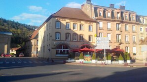 A hotel with a restaurant and pizzeria on the ground floor. - Relais Lorraine Alsace (Raon-l'Etape)