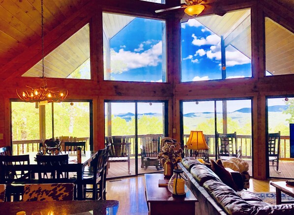 Smart TV, fireplace, DVD player, foosball - Amazing million dollar Mountain View’s! Hot tub, fire pit ,game room. (Blue Ridge)