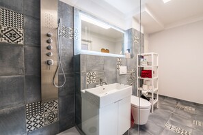 Doccia, asciugacapelli, asciugamani, sapone