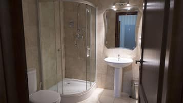 Basic Quadruple Room | Bathroom | Shower, free toiletries, hair dryer, towels