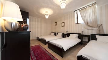 Kamar Quadruple Basic | Brankas, meja kerja, ruang kerja ramah laptop, dan kedap suara