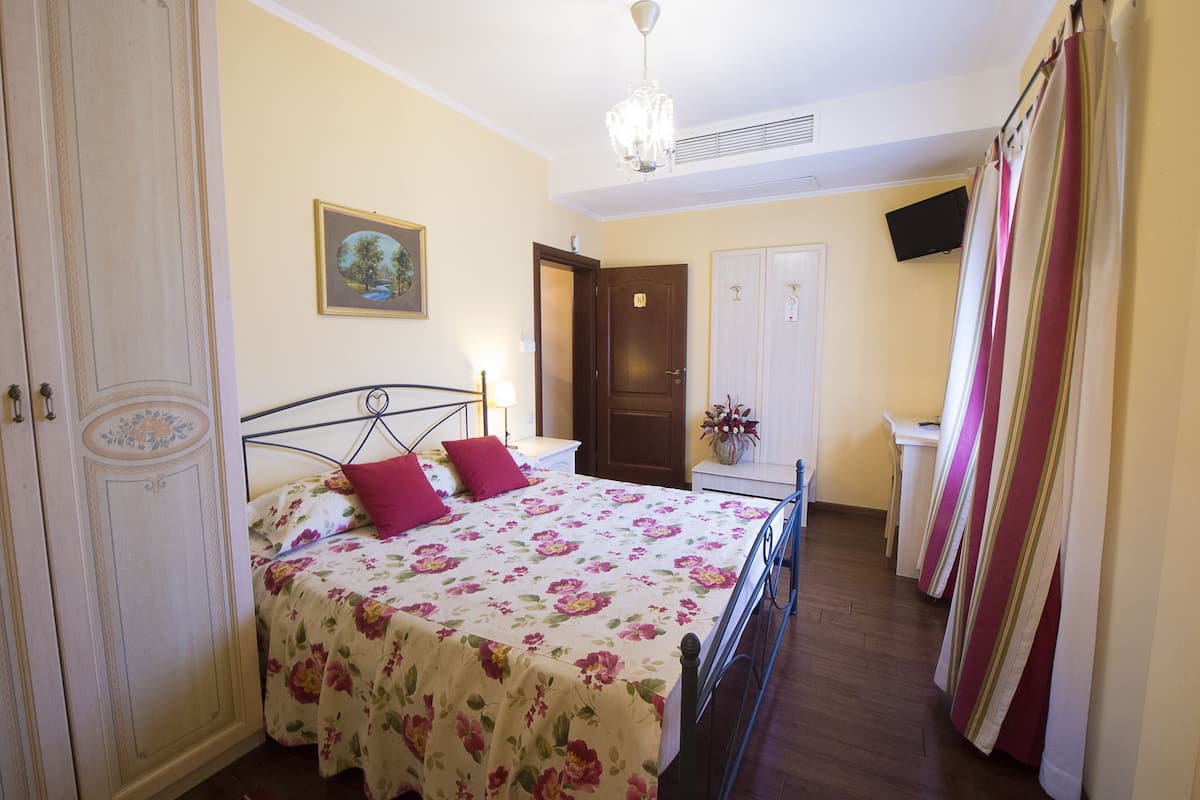 Habitación básica con 1 cama matrimonial o 2 individuales | Caja de seguridad en la habitación y escritorio