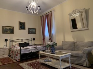 Deluxe Studio | Living area | Flat-screen TV - Boutique Pensiunea Park (Timisoara)