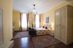Habitación doble superior | Caja de seguridad en la habitación y escritorio 