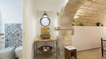 Douche, sĂšche-cheveux, bidet, serviettes fournies