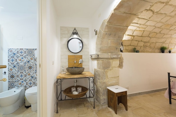Regadera, secadora de cabello, bidet, toallas 