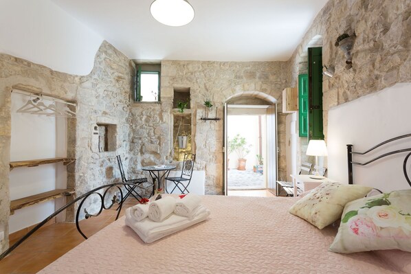 2 bedrooms, in-room safe, WiFi, bed sheets - 800 HOUSE IN THE HEART OF RAGUSA IBLA 30 METERS FROM THE CATHEDRAL (Ragusa Ibla)