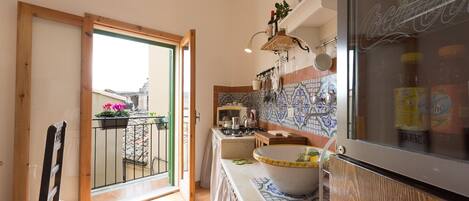 Refrigerador, cafetera y tetera y utensilios de cocina