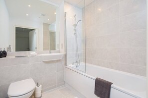 Apartamento, 1 habitación | Baño | Artículos de higiene personal gratuitos, secador de pelo y toallas