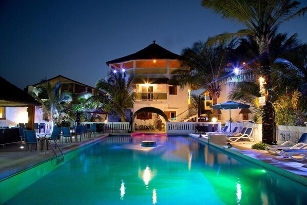 สระว่ายน้ำกลางแจ้ง, คาบาน่าฟรี, เก้าอี้อาบแดดริมสระ