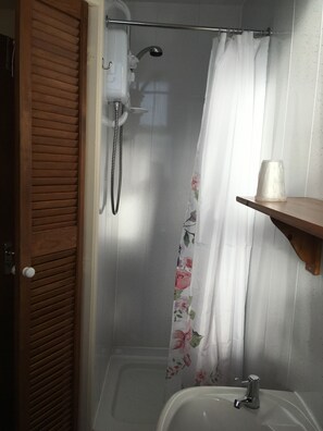 Shower, free toiletries, towels