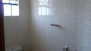 Shower, rainfall showerhead, free toiletries, slippers